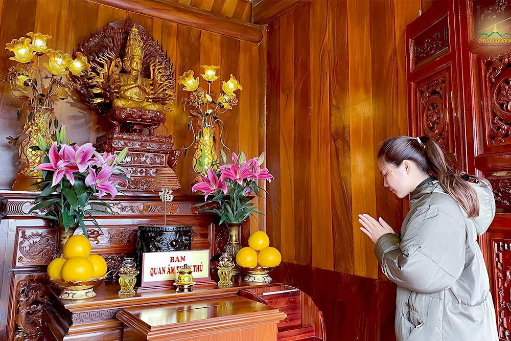 Bàn thờ tượng Phật Bà Quan Âm bên trong chùa Một Cột